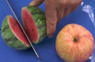 女子吃瓜吃出蜜蜂,女子吃瓜吃出蜜蜂，体验别样“甜蜜”瞬间