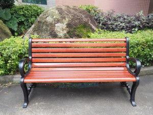 公园椅子吃瓜,夏日休闲新风尚