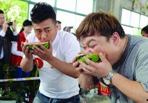 小伙吃瓜被调查,小伙吃瓜被调查引发热议